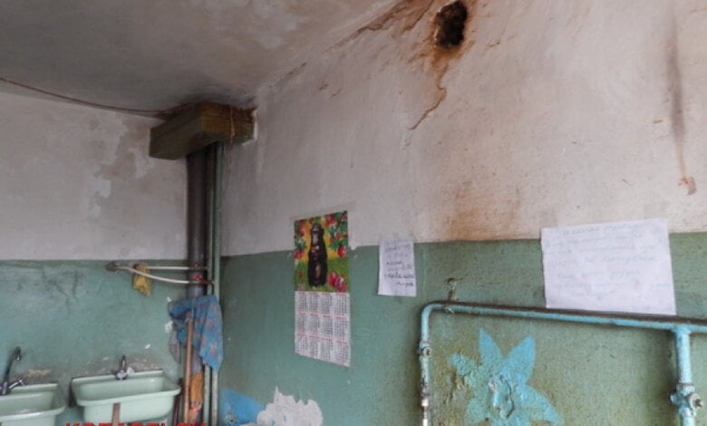 "Мы уже ни во что не верим, но, может быть, нас кто-то услышит", - жильцы пятиэтажки с протекающей крышей в Корабельном (ВИДЕО) | Корабелов.ИНФО