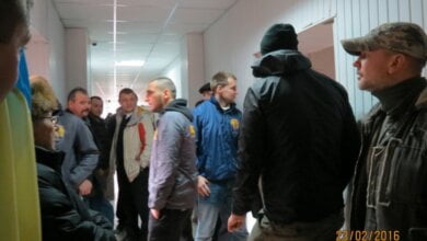 ВИДЕО. "Толпа разбираться не будет", - родственники обвиняемых в сепаратизме недовольны, что активисты "АЗОВа" пришли на суд | Корабелов.ИНФО image 10