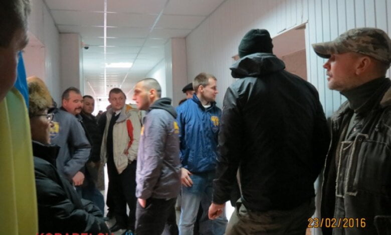 ВИДЕО. "Толпа разбираться не будет", - родственники обвиняемых в сепаратизме недовольны, что активисты "АЗОВа" пришли на суд | Корабелов.ИНФО image 10