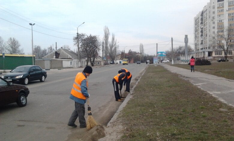 Высыпанный зимой песок вручную убирают с пр.Октябрьского | Корабелов.ИНФО