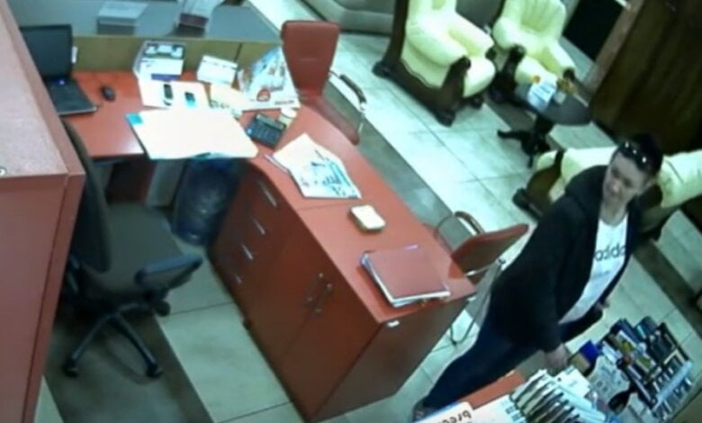 В Корабельном женщина похитила у продавца в магазине телефон "Iphone 6" (Видео) | Корабелов.ИНФО