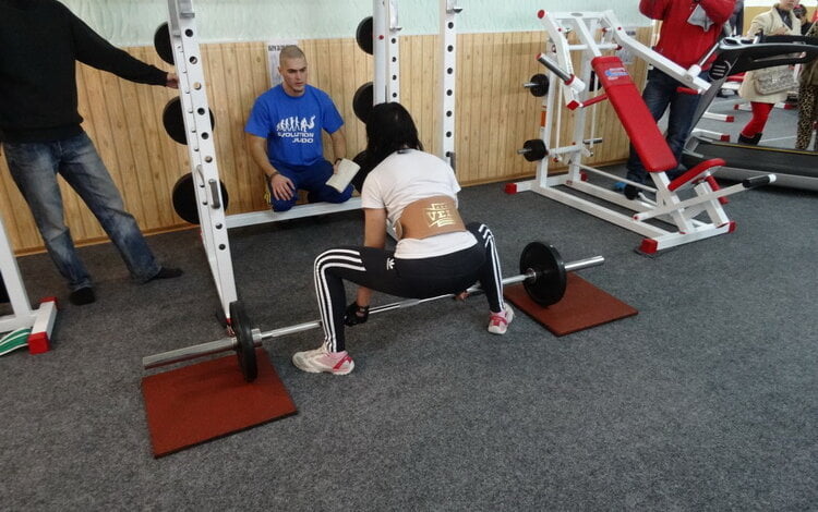 Экстремальный жим лежа, прыжки на скакалке… В Корабельном районе парни и девушки встретились на состязаниях по тяжелой атлетике и фитнесу | Корабелов.ИНФО image 1