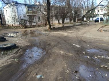 "Подарок женщинам Корабельного района: разбитые дороги, мусор и мертвая собака во дворе" | Корабелов.ИНФО image 5