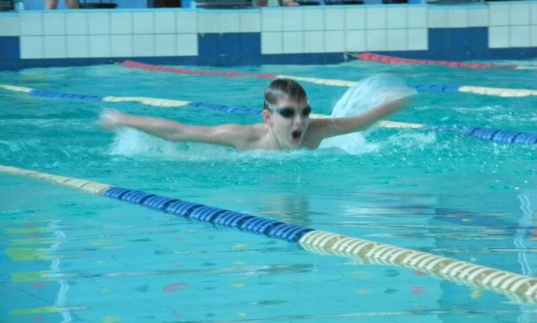 Не разминулись… В результате ДТП в Корабельном районе очередной автомобиль врезался в забор ЖЦРБ (видео) | Корабелов.ИНФО image 2