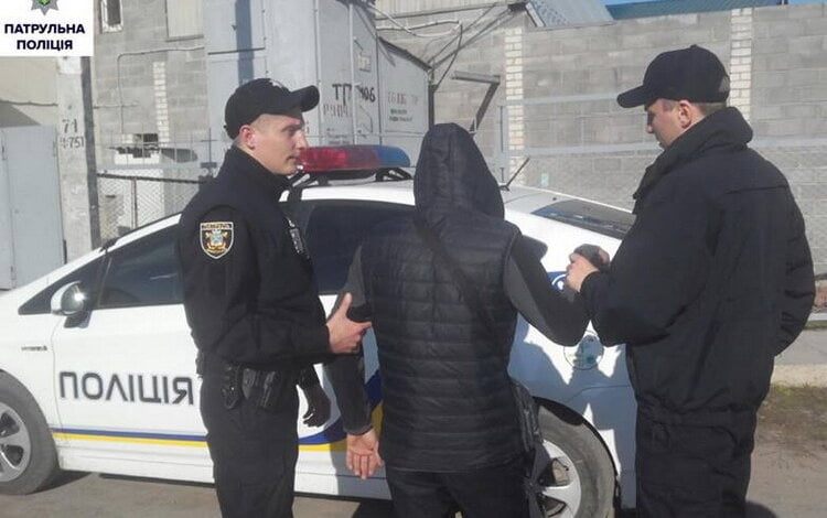 Знову в Корабельному районі наркоман видав себе при зустрічі з поліцією | Корабелов.ИНФО