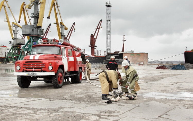 В порту «Октябрьск» провели тренировки по ликвидации последствий возможных аварий | Корабелов.ИНФО image 1