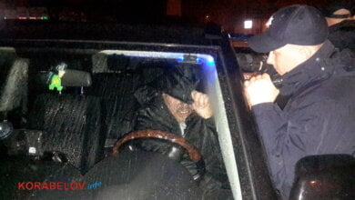 Разбив стекло автомобиля, патрульные достали из него неадекватного водителя - бывшего сотрудника ГАИ (видео) | Корабелов.ИНФО image 4