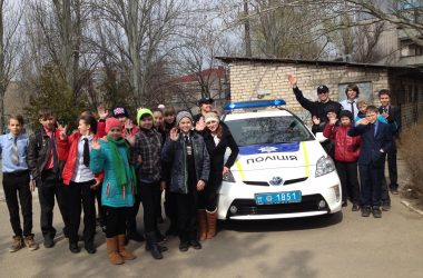 Патрульні поліцейські перетворили гімназистів Корабельного району в помічників водія | Корабелов.ИНФО image 2