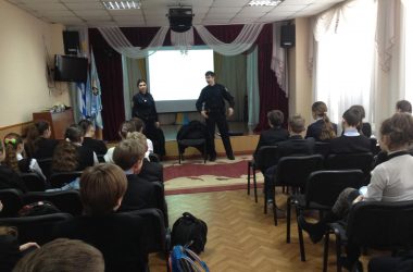 Патрульні поліцейські перетворили гімназистів Корабельного району в помічників водія | Корабелов.ИНФО image 1