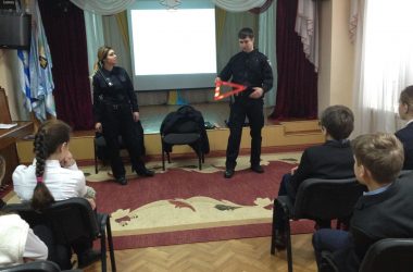 Патрульні поліцейські перетворили гімназистів Корабельного району в помічників водія | Корабелов.ИНФО image 3