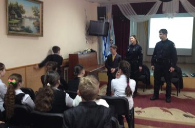 Патрульні поліцейські перетворили гімназистів Корабельного району в помічників водія | Корабелов.ИНФО image 5