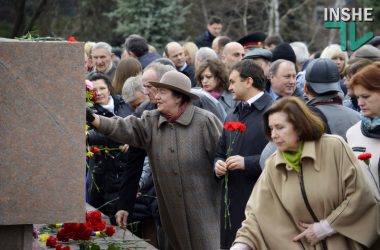 Слезы гордости, крики, потасовки и уроки истории – как в Николаеве отметили 72-ю годовщину освобождения (Видео) | Корабелов.ИНФО image 2