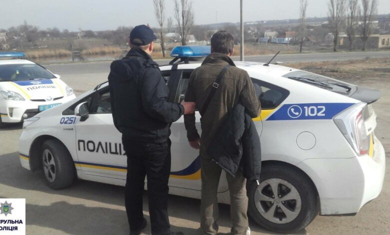 Патрульні у Корабельному районі затримали перехожого, у якого в рукаві куртки був шприц з наркотиком | Корабелов.ИНФО