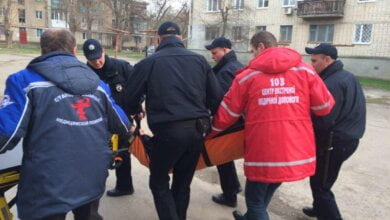 На пр.Богоявленском мужчина, скрываясь от патрульных, упал вниз головой со 2-го этажа | Корабелов.ИНФО