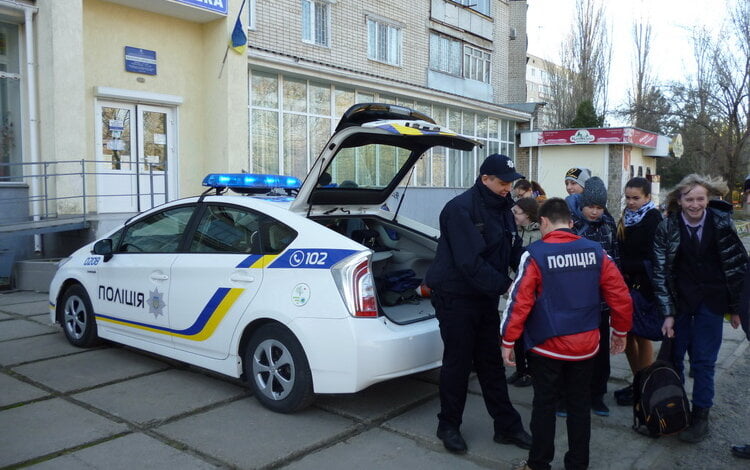 "Жива бібліотека". Гімназисти Корабельного району спілкувались з патрульними поліцейськими віч-на-віч | Корабелов.ИНФО image 2