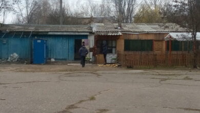 «Хамство на высшем уровне». Жители Корабельного района уже не в силах терпеть «будкоград» под своими окнами | Корабелов.ИНФО image 1