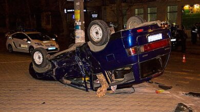 Из «Иллюзиона» в "Шторм": в Николаеве ВАЗ протаранил Toyota и, несколько раз перевернувшись, упал на крышу (Видео) | Корабелов.ИНФО