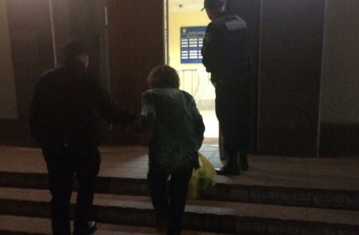 15 годин "блукала" жінка, пішовши з дому, поки патрульні поліцейські не виявили її у Корабельному районі | Корабелов.ИНФО