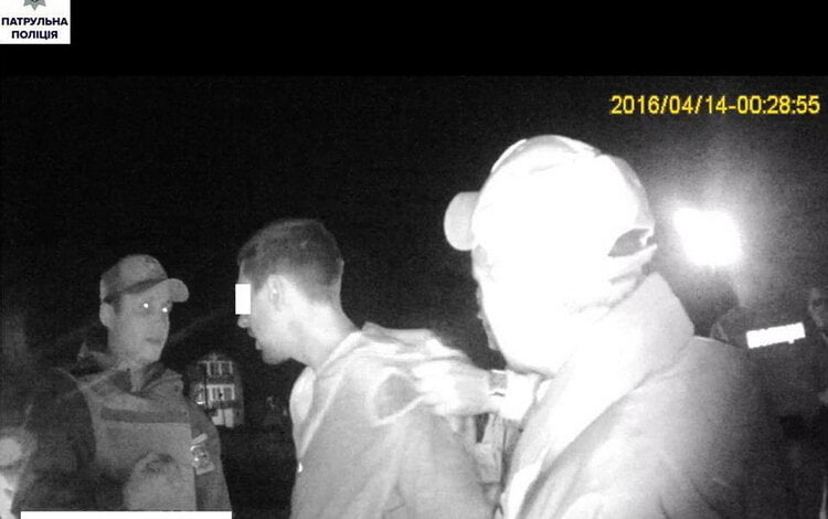 "Пошутили". Парней, устроивших "разборки" возле бара в Корабельном, доставили в райотдел в наручниках | Корабелов.ИНФО image 1