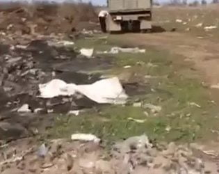 Недалеко от "многоэтажек" в Корабельном устроили свалку. Туда везут мусор целыми грузовиками (ВИДЕО) | Корабелов.ИНФО image 5