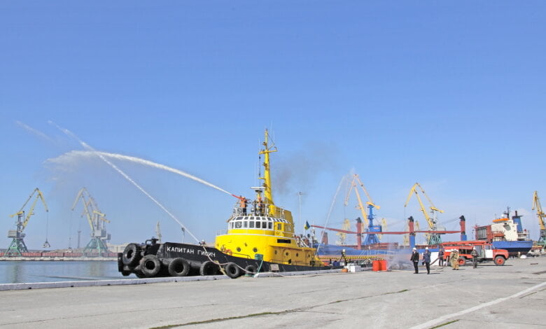 У спецпорту «Октябрьск» відпрацювали ліквідацію пожежі судна | Корабелов.ИНФО image 3