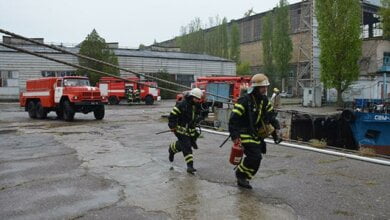 Рятувальники Миколаївщини на території заводу-банкрута "Океан" тренувались гасити пожежу | Корабелов.ИНФО image 1