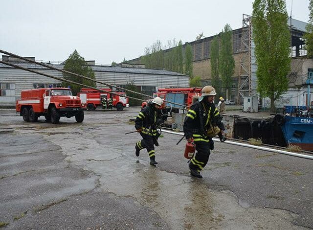 Рятувальники Миколаївщини на території заводу-банкрута "Океан" тренувались гасити пожежу | Корабелов.ИНФО image 1
