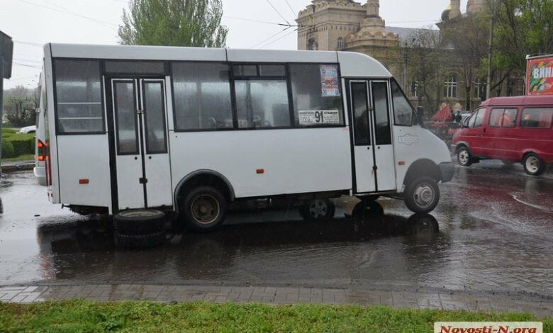 В Николаеве у 91-ой "маршрутки" с пассажирами на ходу отвалилось колесо | Корабелов.ИНФО image 1