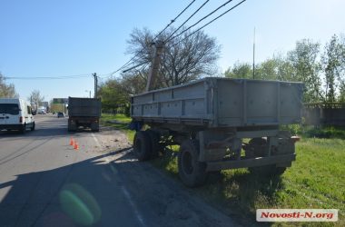 На выезде из Широкой балки прицеп КамАЗа снес опору электроосвещения | Корабелов.ИНФО image 3