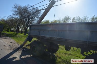 На выезде из Широкой балки прицеп КамАЗа снес опору электроосвещения | Корабелов.ИНФО image 4