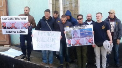 "Сегодня "флаги" - завтра война"? Перед судом над "сепаратистами" в Корабельном патриоты сожгли флаг "новороссии" (ВИДЕО) | Корабелов.ИНФО image 4