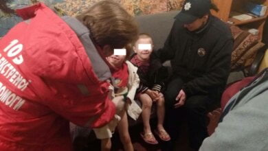 Патрульні знайшли маленьких хлопчика та дівчинку, які вночі гуляли самі по Корабельному району | Корабелов.ИНФО image 1