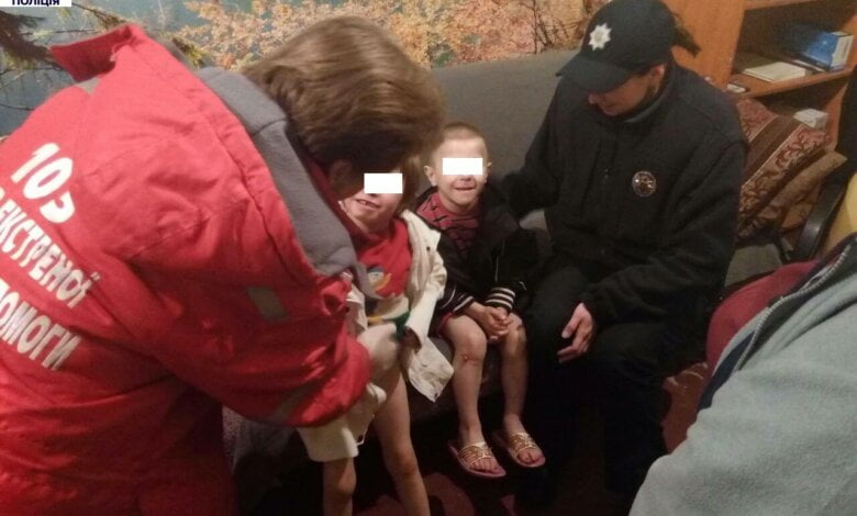 Патрульні знайшли маленьких хлопчика та дівчинку, які вночі гуляли самі по Корабельному району | Корабелов.ИНФО image 1