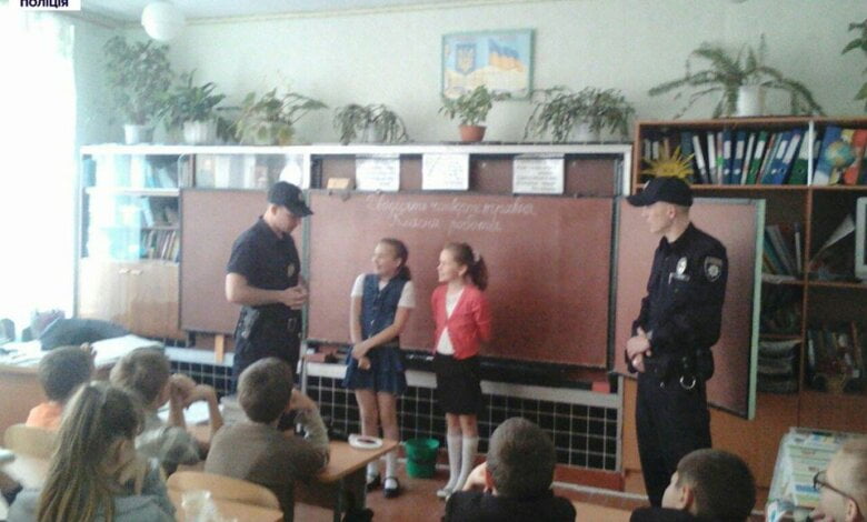 Напередодні шкільних канікул: патрульні у Корабельному провели урок для школярів на тему «дитина та незнайомець» | Корабелов.ИНФО image 1