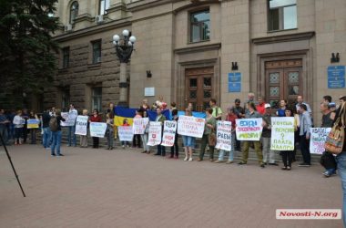 Депутаты от «Самопомощи» и активисты пикетировали мэрию против незаконных будок | Корабелов.ИНФО image 3