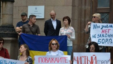 Депутаты от «Самопомощи» и активисты пикетировали мэрию против незаконных будок | Корабелов.ИНФО image 1