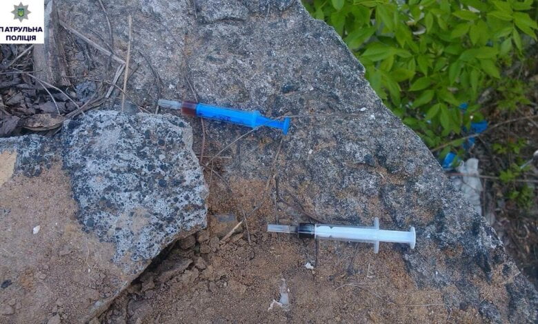 50-річний наркоман у Корабельному районі, побачивши поліцію, викинув 2 шприци | Корабелов.ИНФО image 1