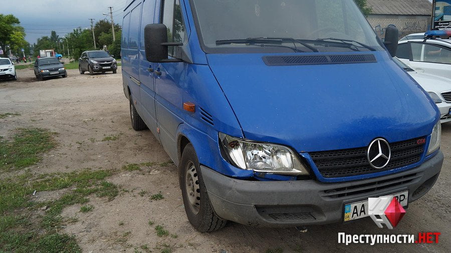 На проспекте Богоявленском из-за ямы на дороге в ДТП попали 2 легковушки, микроавтобус и мотоцикл | Корабелов.ИНФО image 3