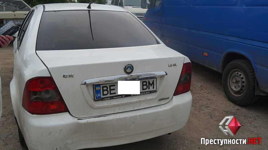 На проспекте Богоявленском из-за ямы на дороге в ДТП попали 2 легковушки, микроавтобус и мотоцикл | Корабелов.ИНФО image 5
