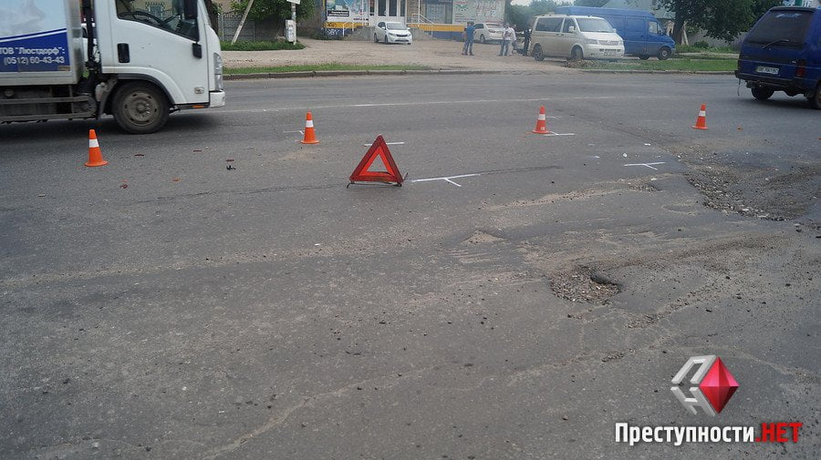 На проспекте Богоявленском из-за ямы на дороге в ДТП попали 2 легковушки, микроавтобус и мотоцикл | Корабелов.ИНФО image 6