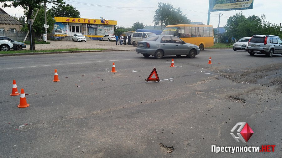 На проспекте Богоявленском из-за ямы на дороге в ДТП попали 2 легковушки, микроавтобус и мотоцикл | Корабелов.ИНФО image 7