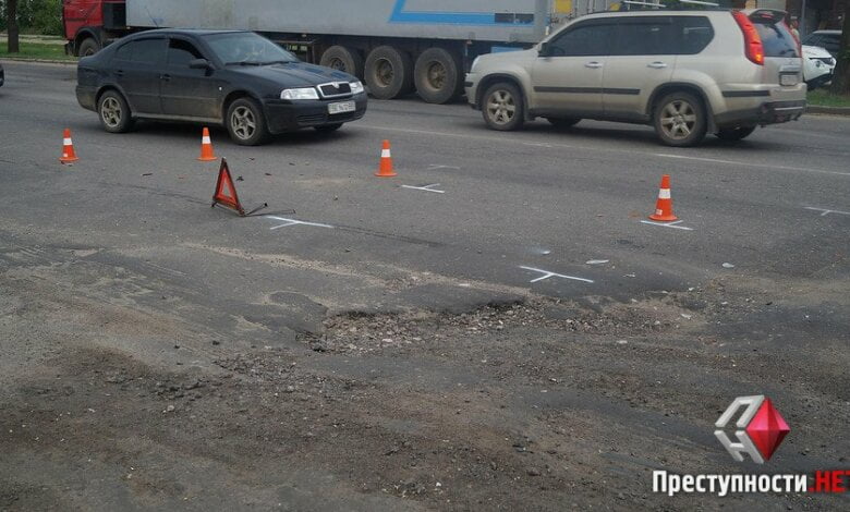 На проспекте Богоявленском из-за ямы на дороге в ДТП попали 2 легковушки, микроавтобус и мотоцикл | Корабелов.ИНФО image 1