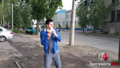 В Николаеве херсонцы, подсудимые в деле об избиении патрульных, возле суда избили журналиста и отобрали фотоаппарат | Корабелов.ИНФО image 1