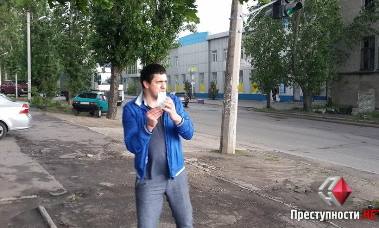 В Николаеве херсонцы, подсудимые в деле об избиении патрульных, возле суда избили журналиста и отобрали фотоаппарат | Корабелов.ИНФО image 1