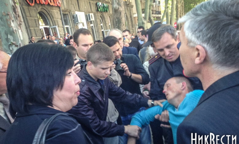 Бывшие коммунисты с красным знаменем пытались провести шествие на Соборной — все закончилось дракой | Корабелов.ИНФО