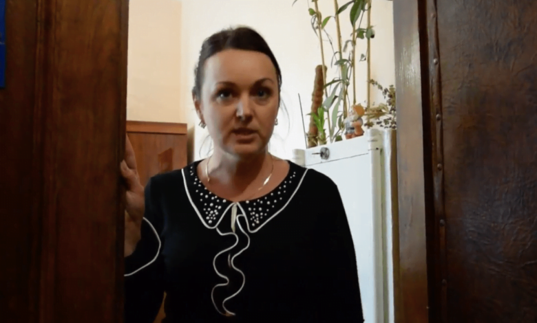 «Это секретное помещение» – начальница отдела кадров силой вытолкала журналиста из помещения мэрии | Корабелов.ИНФО