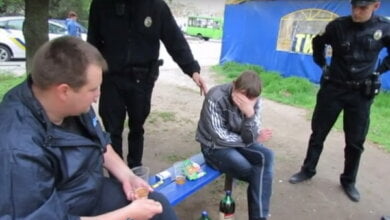 «Нам не сложно», - полицейские убрали бутылки за парнями, распивающими спиртное на детской площадке (ВИДЕО) | Корабелов.ИНФО image 4