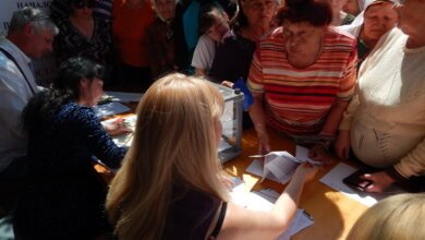 Запах ладана, всплески агрессии, скандалы. В Корабельном состоялось голосование "за судьбу парка" у Дворца культуры (ВИДЕО) | Корабелов.ИНФО image 5