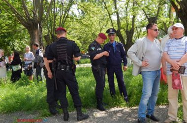 Запах ладана, всплески агрессии, скандалы. В Корабельном состоялось голосование "за судьбу парка" у Дворца культуры (ВИДЕО) | Корабелов.ИНФО image 2