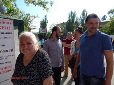 Запах ладана, всплески агрессии, скандалы. В Корабельном состоялось голосование "за судьбу парка" у Дворца культуры (ВИДЕО) | Корабелов.ИНФО image 6